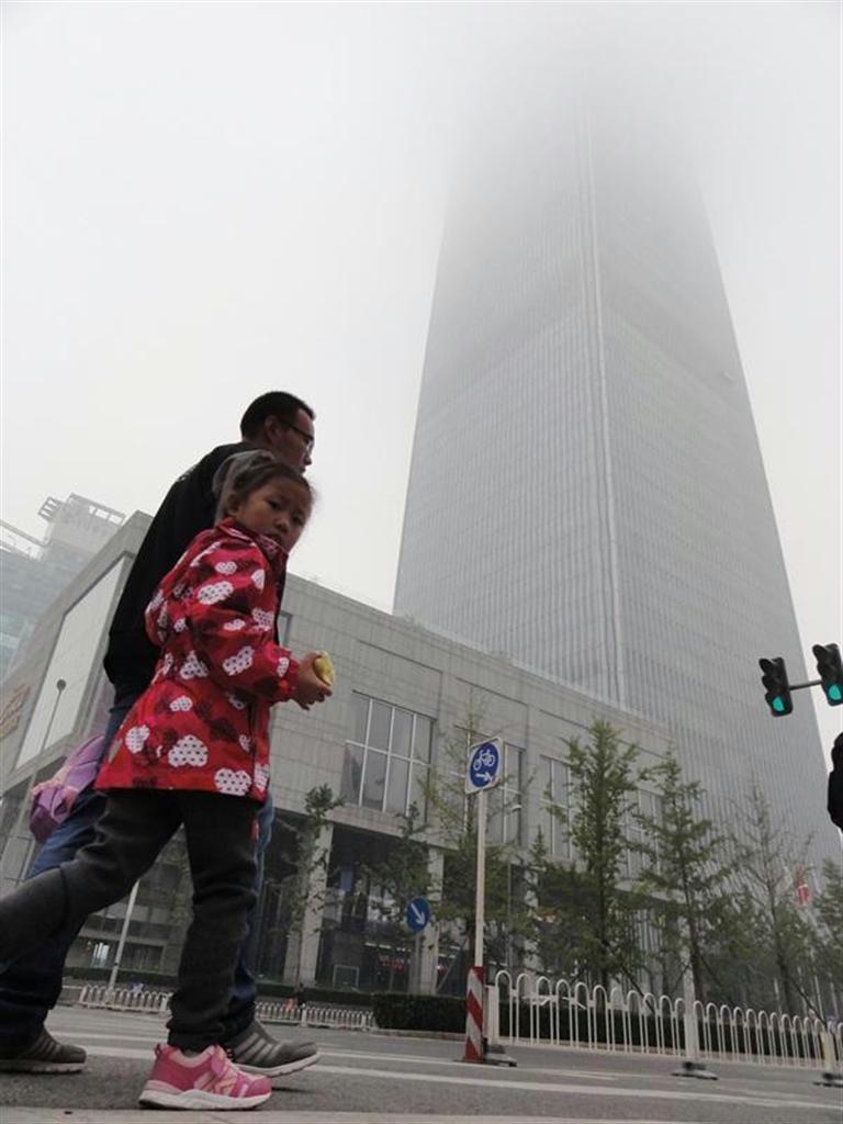 大気汚染でかすむ北京の超高層ビル（川越一撮影）
