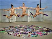 床一面にばらまかれたハッピーソックスの上をダンサーが舞う