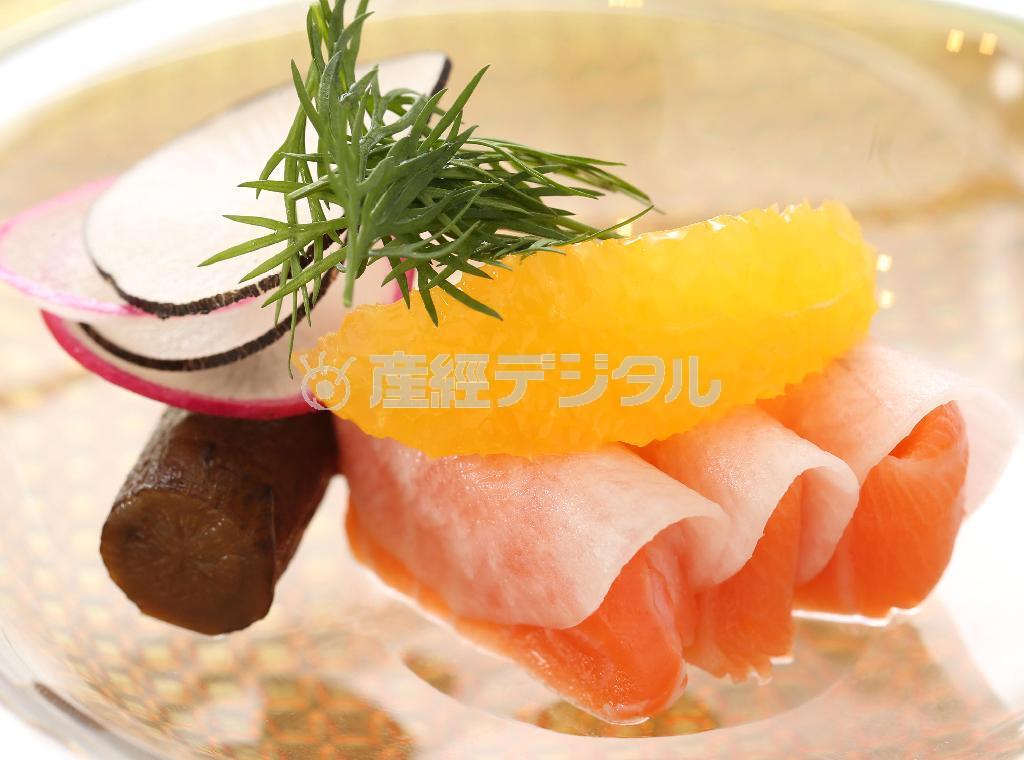 鮮やかな彩りと繊細な味わいが魅力の「冬野菜とノルウェー産サーモンのマリネ」