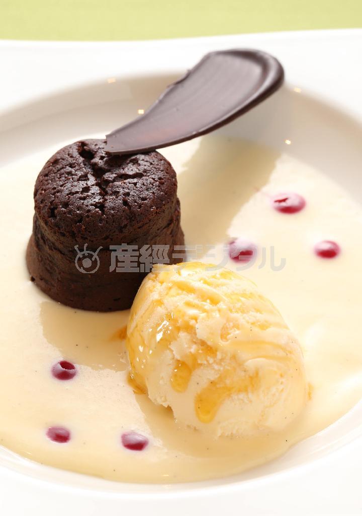 「ベルギー産チョコレートのガトーショコラバニラアイス添え」はバニラアイスにかけられたハチミツが味にアクセントを添えている