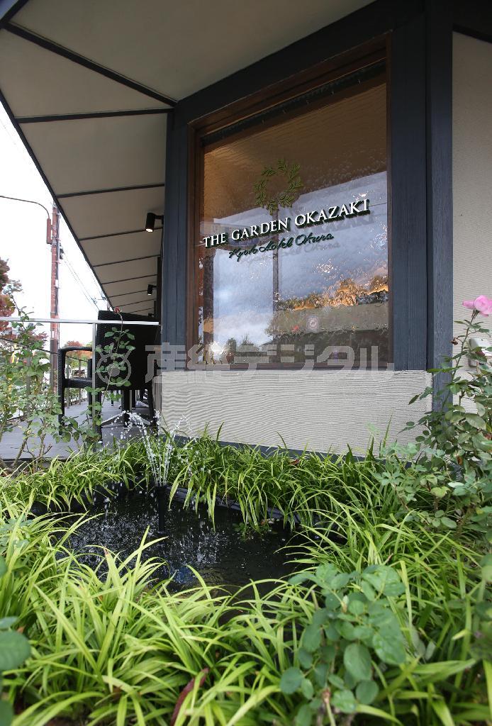 京都随一の観光名所のひとつ、岡崎の雰囲気に溶け込む瀟洒（しょうしゃ）な外観＝京都市左京