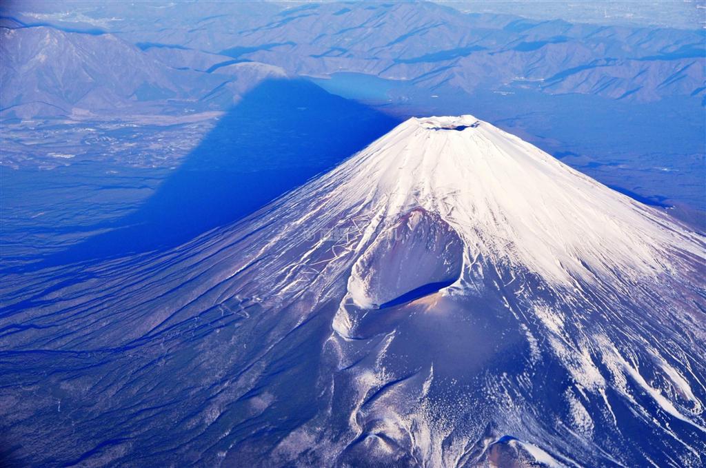 早朝の相模湾上空から望遠で撮影。朝日を浴びた富士山の黒い影が本栖湖（もとすこ）に伸びていた＝２０１１年１２月１３日（唐木英明さん撮影）