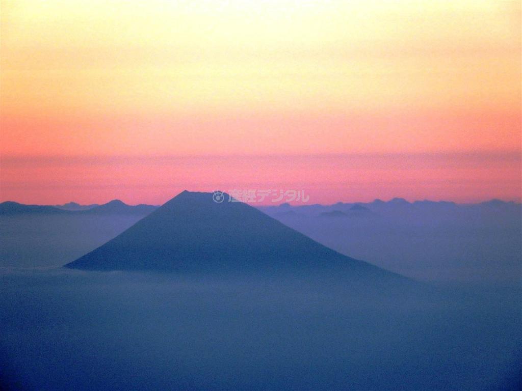 夕方の便で羽田空港に向かう途中、駿河湾上空で見かけた夕闇に飲み込まれる寸前の富士山。地平線に南アルプスの山々のシルエットが見える＝２０１３年９月１９日（唐木英明さん撮影）