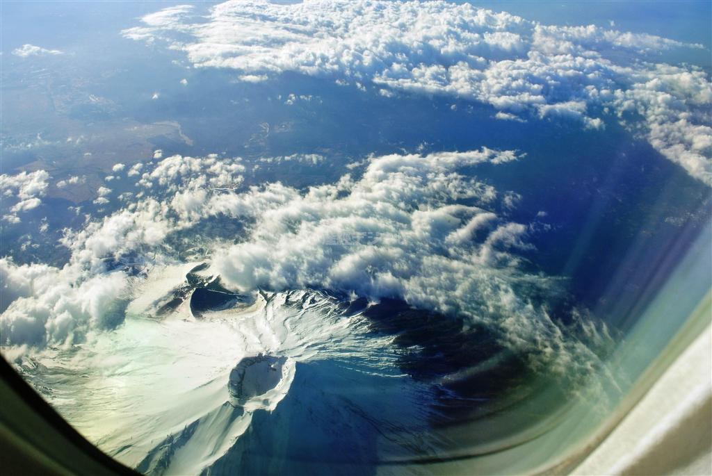 山中湖上空から見た富士山頂と宝永噴火口。羽田から岡山へ向かう便は通常、もう少し山頂側を飛ぶため、真下にある富士山が見えないことが多い＝２０１２年２月８日（唐木英明さん撮影）