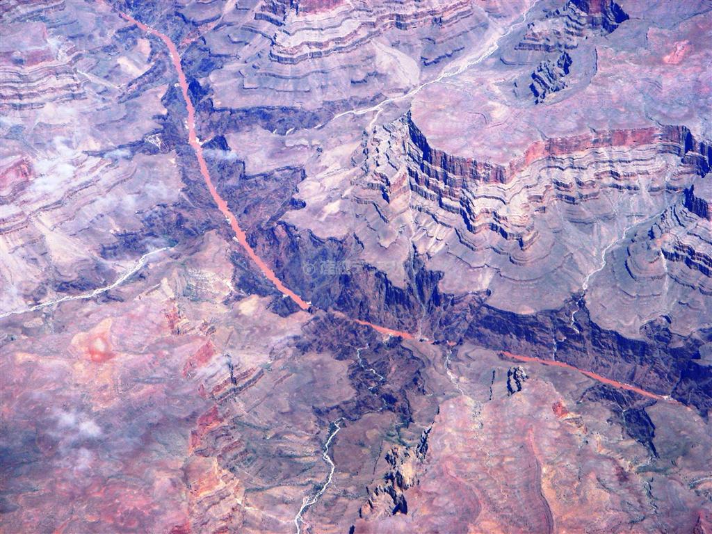 米グランドキャニオン国立公園を流れるコロラド川。カリフォルニア州ロサンゼルスからコロラド州デンバーに向かう途中は、コロラド川の流れが長年かかって岩山を削った深い谷間が続き、その中心部がグランドキャニオン国立公園だ。赤い岩肌は夕方が特に美しい＝２００９年８月４日（唐木英明さん撮影）