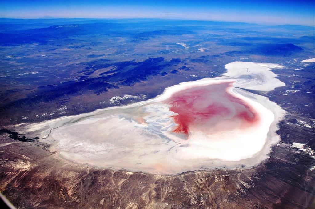 赤く見えるのは米ユタ州のサビー湖（乾湖＝乾燥して湖底が露出した湖）。カリフォルニア州サンフランシスコからコロラド州デンバーに向かう途中は、ヨセミテ国立公園のハーフドーム、モノ湖、砂漠地帯、ロッキー山脈と見所が多い＝２０１１年８月９日（唐木英明さん撮影）