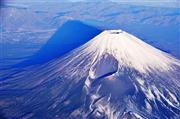早朝の相模湾上空から望遠で撮影。朝日を浴びた富士山の黒い影が本栖湖（もとすこ）に伸びていた＝２０１１年１２月１３日（唐木英明さん撮影）