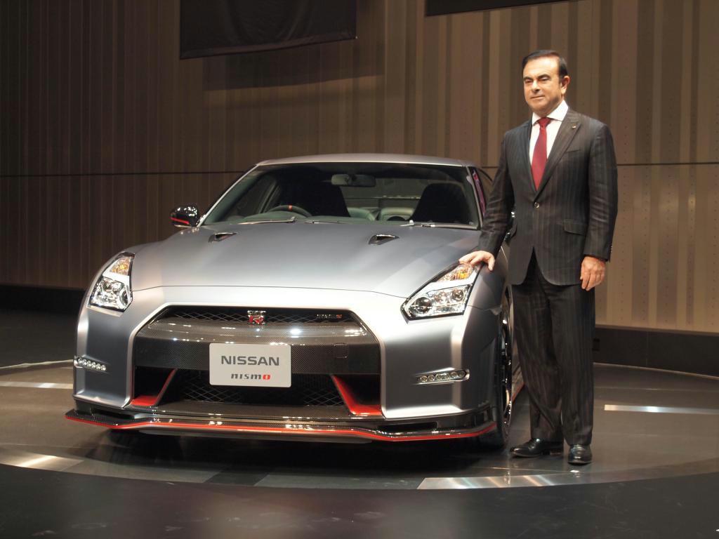 「ＧＴ－Ｒニスモ」をアピールする日産自動車のカルロス・ゴーン社長＝１９日、横浜市