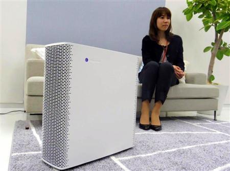 デザインにこだわったブルーエアの新型空気清浄機＝１９日、東京都新宿区