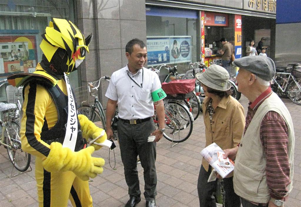 神奈川県では振り込め詐欺にだまされないよう注意を呼びかける財産犯罪撲滅ヒーロー「トラセンジャー」も登場。地域ぐるみで防止策が練られている＝９月３０日、神奈川県横浜市港南区（田中俊之撮影）
