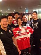 ラグビー日本代表の合宿に講演で招かれ、選手らと笑顔で記念撮影。アスリート同士で交流を深めた（佐藤真海さん提供）