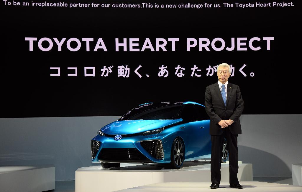 一般公開を前に報道陣に公開された「第４３回東京モーターショー２０１３」トヨタのブースで発表する加藤光久副社長＝２０日午前、東京都江東区の東京ビッグサイト（鴨川一也撮影）