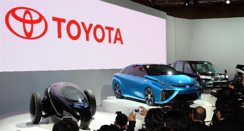 一般公開を前に報道陣に公開された「第４３回東京モーターショー２０１３」トヨタのブースに集まる報道陣＝２０日午前、東京都江東区の東京ビッグサイト（鴨川一也撮影）