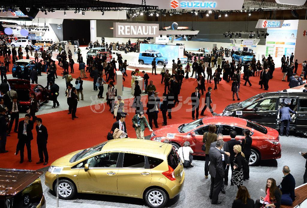 一般公開を前に報道陣に公開された「第４３回東京モーターショー２０１３」。多くの報道陣で賑わっている＝１１月２０日午前、東京都江東区の東京ビッグサイト（鴨川一也撮影）