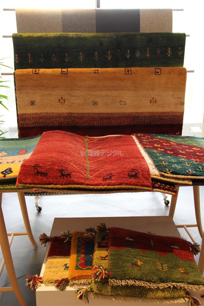 最近、男女を問わず人気の手織りじゅうたん、ギャベ