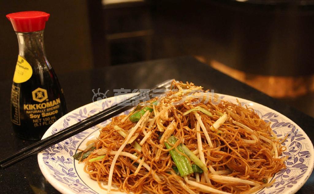 ハッピーヴァレー店「正斗」の焼そばとキッコーマンしょうゆのコラボレーション＝１１月６日、中国・香港（青木冨美子さん撮影）