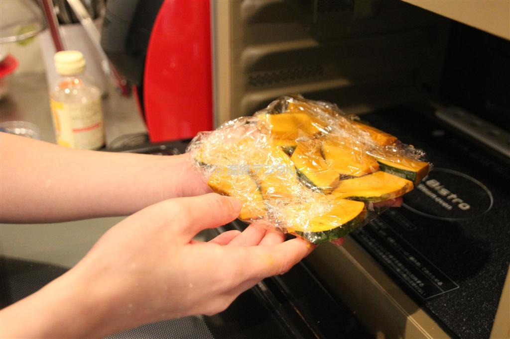 かぼちゃと牛肉のバター炒め（材料）＿＿かぼちゃ１／８個（いちょう切りにしてラップで包み、レンジで１分３０秒加熱し蒸らす、今泉有美子撮影）