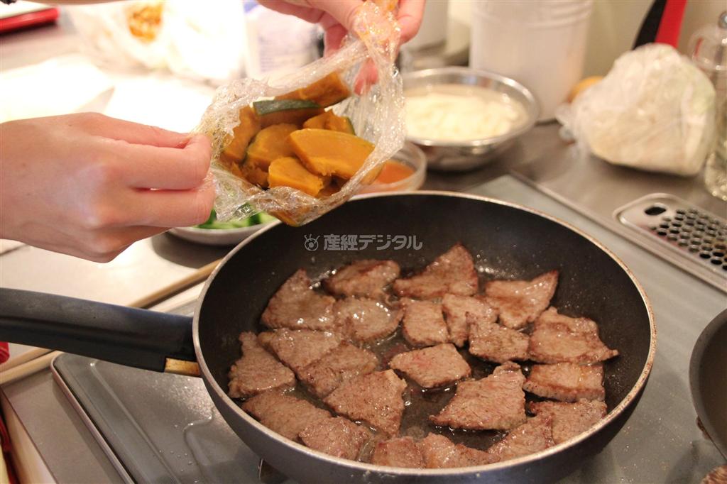 かぼちゃと牛肉のバター炒め（作り方２）＿＿フライパンにサラダ油、バターを熱し、バターが溶けかけたら（作り方１：牛肉に塩、こしょうをふる）を加えて炒め、色が変わったらかぼちゃを加える。炒め合わせ、しょうゆを回し入れて香ばしく焼き色がついたら、いんげんを散らして塩・こしょうで味を調える（今泉有美子撮影）