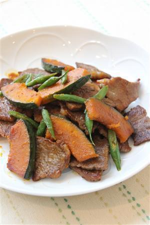 かぼちゃと牛肉のバター炒め。※２９０ｋｃａｌ、塩分１．５グラム（１人分）