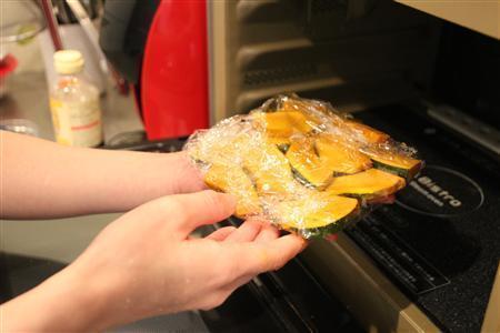 かぼちゃと牛肉のバター炒め（材料）＿＿かぼちゃ１／８個（いちょう切りにしてラップで包み、レンジで１分３０秒加熱し蒸らす、今泉有美子撮影）