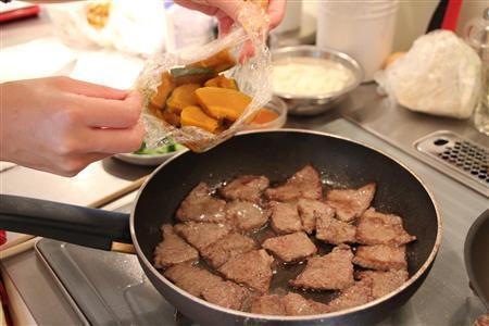 かぼちゃと牛肉のバター炒め（作り方２）＿＿フライパンにサラダ油、バターを熱し、バターが溶けかけたら（作り方１：牛肉に塩、こしょうをふる）を加えて炒め、色が変わったらかぼちゃを加える。炒め合わせ、しょうゆを回し入れて香ばしく焼き色がついたら、いんげんを散らして塩・こしょうで味を調える（今泉有美子撮影）