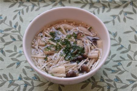 きのこのコンソメスープ。※１３ｋｃａｌ、塩分１．１グラム（１人分）