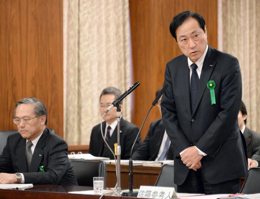 参院財政金融委員会で自民党の三宅伸吾氏の質問に答えるみずほ銀行の佐藤康博頭取＝２１日午前、国会・参院第４１委員会室