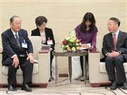 中国・工業情報省の蘇波次官（右）と会談する日中経済協会の張富士夫会長（トヨタ自動車名誉会長）＝２１日、北京市内のホテル（早坂礼子撮影）