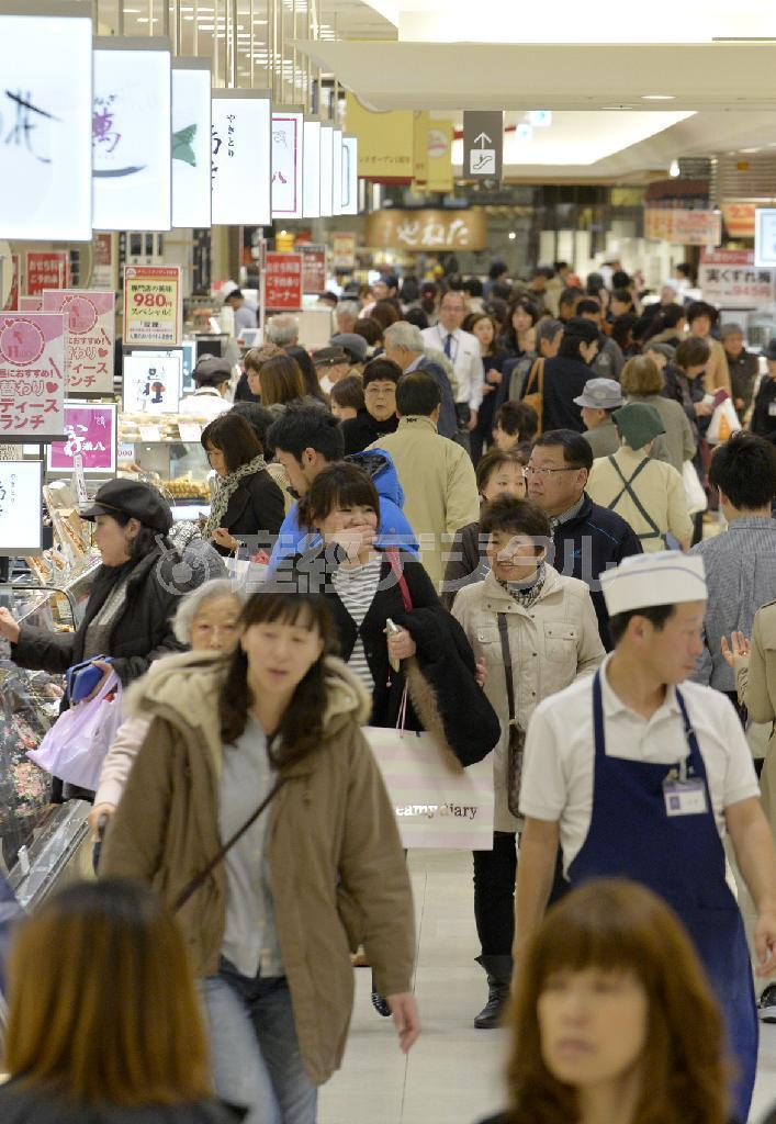 阪急百貨店梅田本店地下１階の総菜売り場。多くの人でにぎわってはいるが…＝大阪市北区（安元雄太撮影）