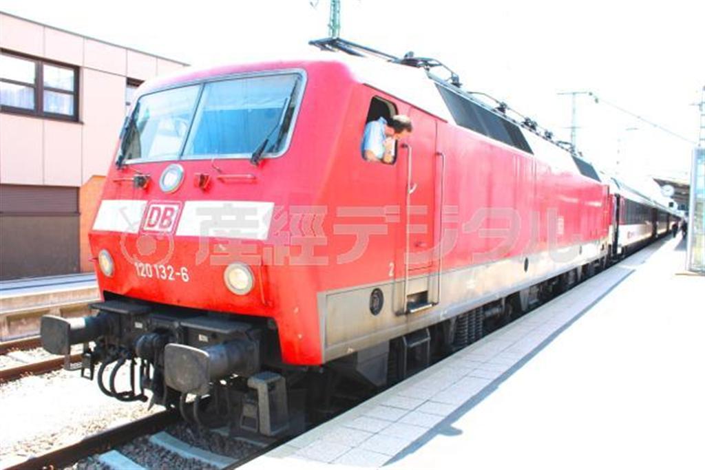 スイス国鉄の客車を牽引してきたドイツ鉄道の機関車。５両編成で２階建て車両は連結されておらず、食堂車もなかった