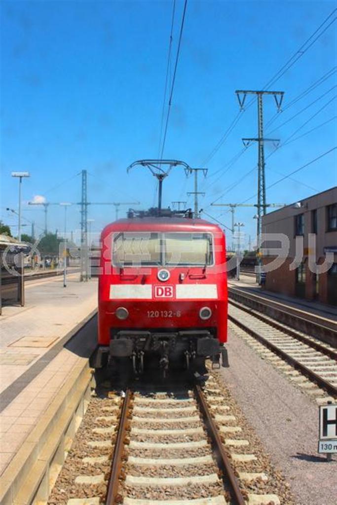 仕事を終えて去って行くドイツ鉄道の機関車