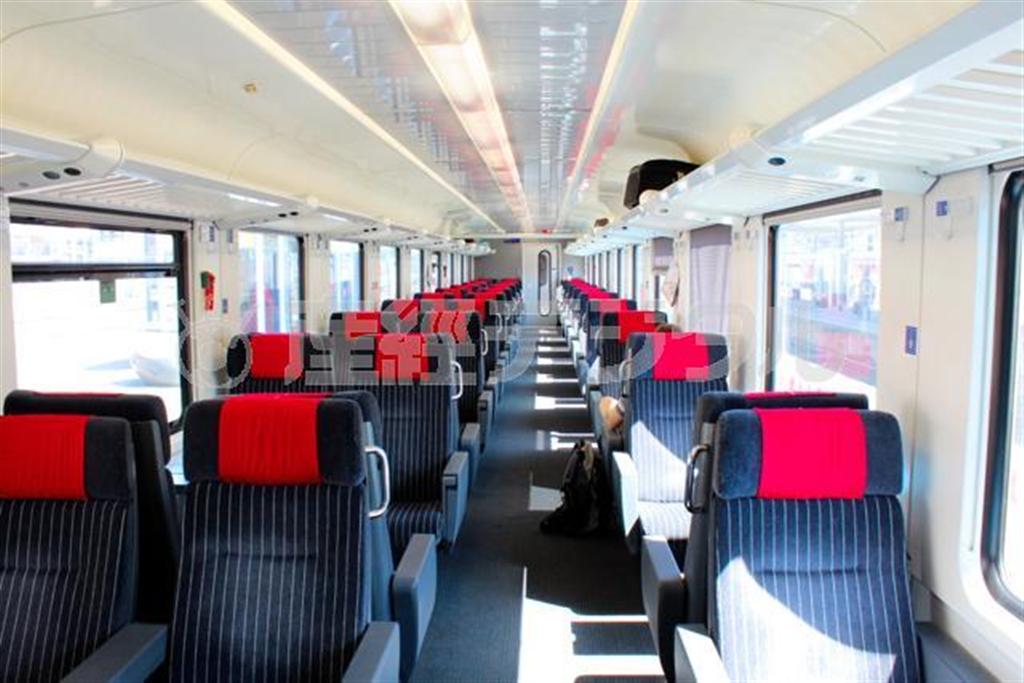 乗車した一等車両。ボックスシートにはテーブルがあり、食事をとっている人も。背もたれが向かい合ったすき間に小型スーツケースの収納場所があるなど、旅行者も利用しやすい