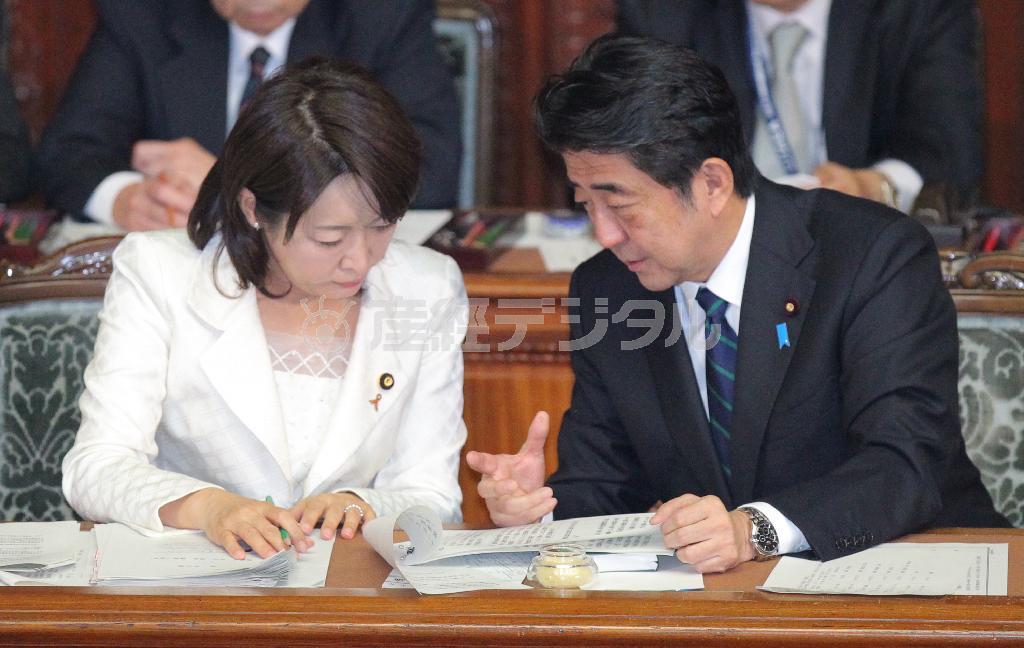 国会・衆院本会議で安倍晋三（しんぞう）首相（右）と話し込む特定秘密保護法案を担当する森雅子少子化担当相＝１１月７日（宮崎裕士撮影）