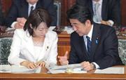 国会・衆院本会議で安倍晋三（しんぞう）首相（右）と話し込む特定秘密保護法案を担当する森雅子少子化担当相＝１１月７日（宮崎裕士撮影）