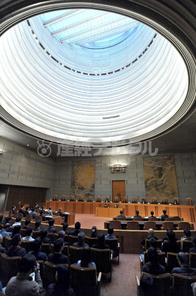２０１２年１２月の衆院選をめぐる「一票の格差」訴訟の上告審判決で「違憲状態」の判断を示した最高裁大法廷（裁判長・竹崎博允（ひろのぶ）長官）＝２０１３年１１月２０日、東京都千代田区（栗橋隆悦撮影）