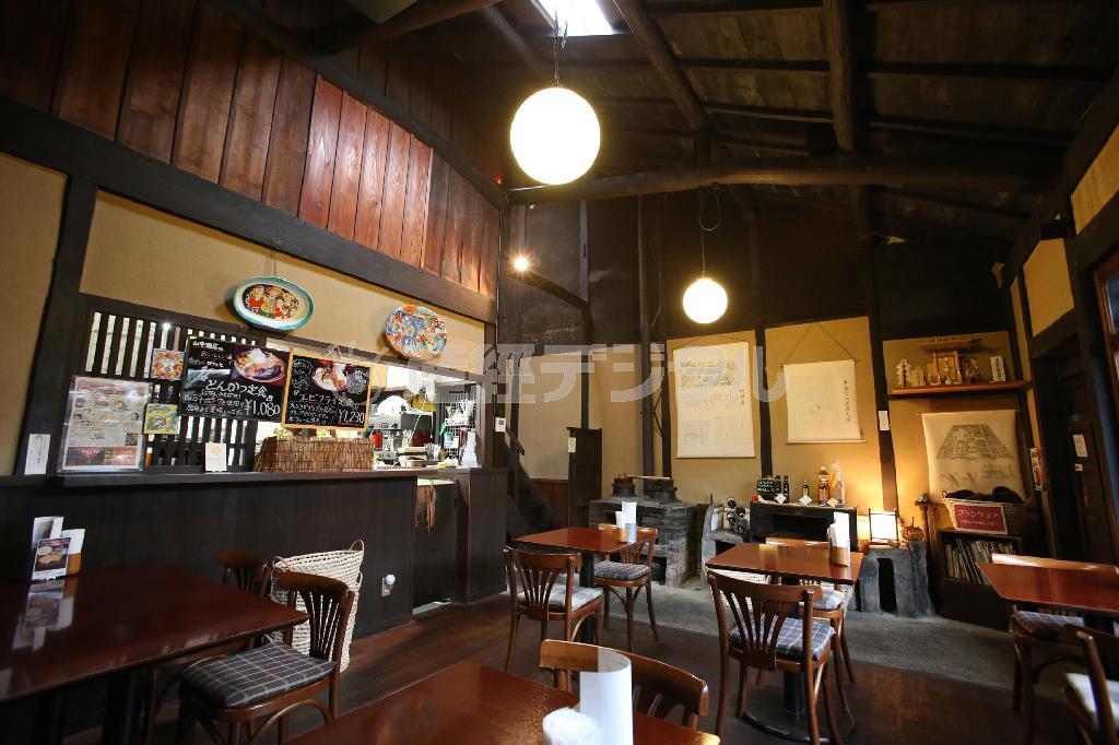 レトロな雰囲気のショップ＆カフェ「綾綺殿（りょうきでん）」店内＝２０１３年１１月１２日、京都市上京区