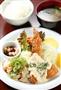 １、２を争う人気メニューはガッツリ系の「エビ＆南蛮定食」。エビフライ、ホタテフライ、チキン南蛮をタルタルソースで