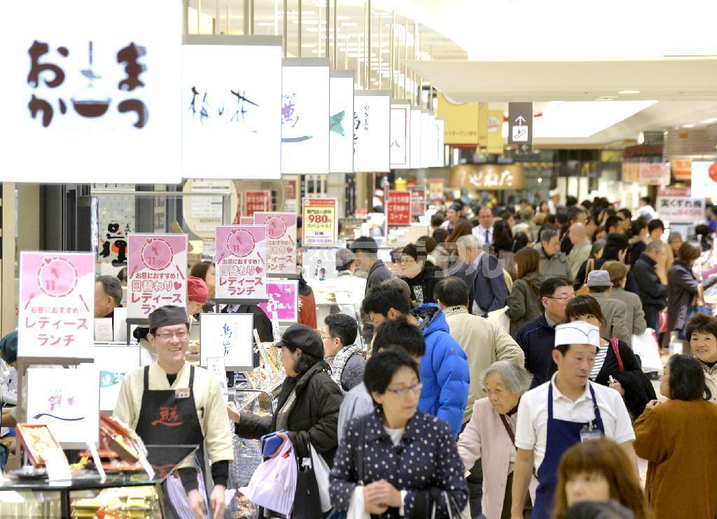 平日でも大勢の来店客でにぎわう阪急百貨店梅田本店の総菜売り場。広域から集客し、いかに売り上げにつなげるかがカギとなる＝大阪市北区（安元雄太撮影）