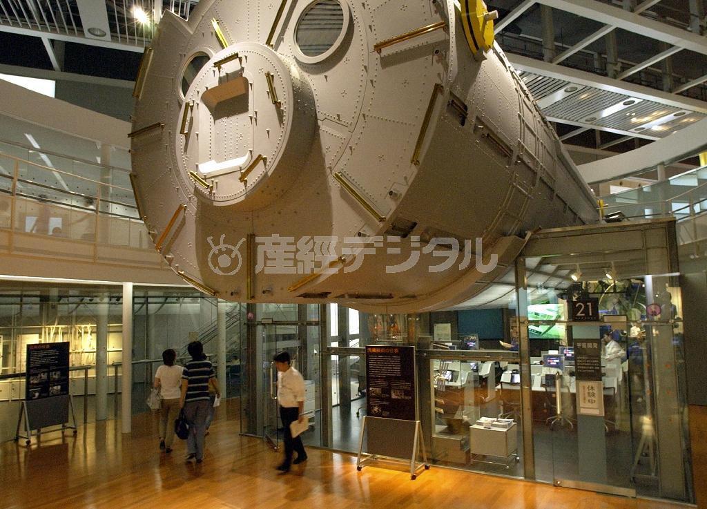 旧「しごと体験ゾーン」の宇宙ステーション。「私のしごと館」には見る者を圧倒する“無駄”があふれている。国からの無償譲渡で京都府はこの施設を有効に再生できるのだろうか（平成１６年撮影）