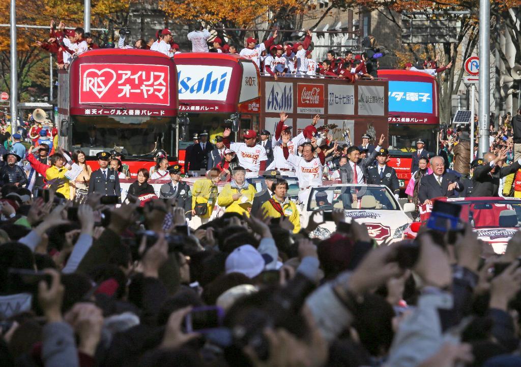 楽天の優勝を祝う大勢のファンが沿道を埋めるなか、星野仙一（せんいち）監督が乗るオープンカーを先頭にパレードが行われた＝２０１３年１１月２４日、宮城県仙台市（桐原正道撮影）