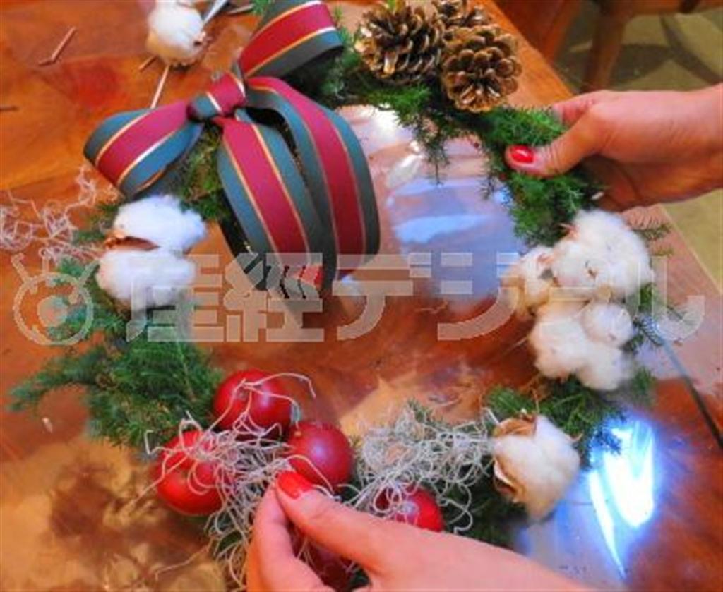 （手順４）最後にコットンフラワーとシルバーモスをアクセントとしてあしらい、リースにグルーガンで留めます（提供写真）