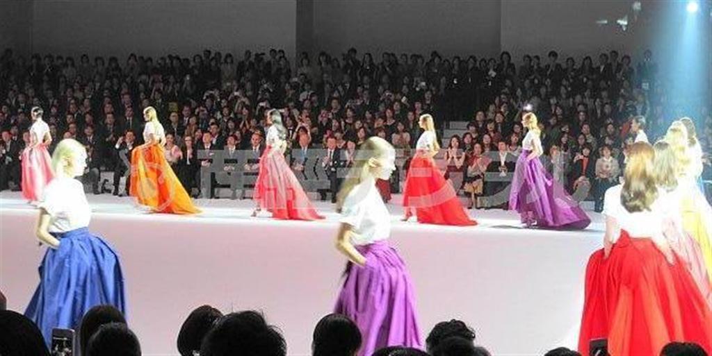 先日行われたマックスマーラのコレクション＝２０１３年１１月５日、東京都墨田区・両国国技館（提供写真）