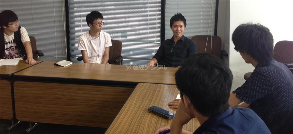 まずはバーに行く前に、「格好いい大人」の「志友舎」代表、宮本秀範さん（左から３人目）への公開インタビューでお勉強＝２０１３（平成２５）年８月１０日（３大学合同、有志学生記者撮影）