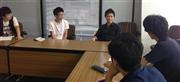 まずはバーに行く前に、「格好いい大人」の「志友舎」代表、宮本秀範さん（左から３人目）への公開インタビューでお勉強＝２０１３（平成２５）年８月１０日（３大学合同、有志学生記者撮影）