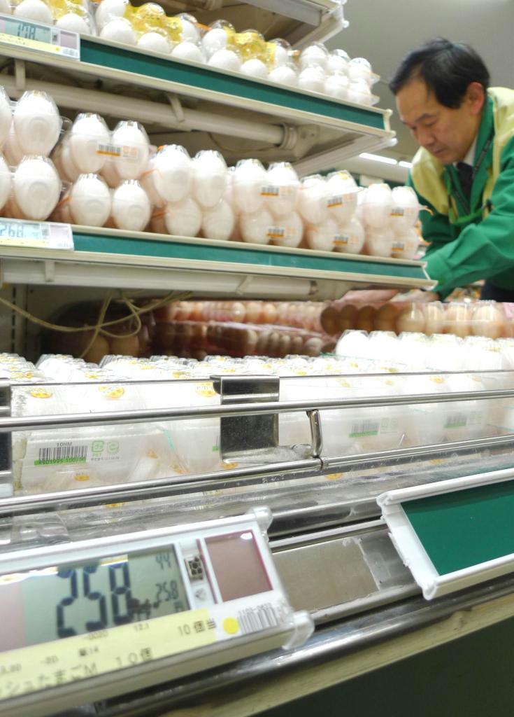 卵は店頭価格も値上がりしており、相場変動の影響を受けにくいＰＢ商品を拡充するスーパーもある＝東京都内