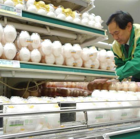 卵は店頭価格も値上がりしており、相場変動の影響を受けにくいＰＢ商品を拡充するスーパーもある＝東京都内