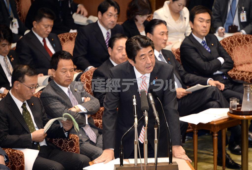 参院決算委員会で中国の防空識別圏についての質問に答える安倍晋三（しんぞう）首相＝２０１３年１１月２５日、国会（酒巻俊介撮影）