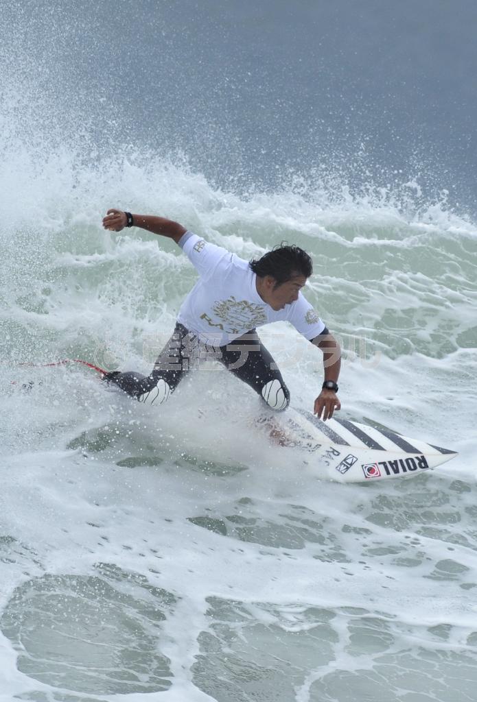 伝説のサーフィン大会「イナムラクラシック」に出場した原田俊広さん＝２０１３年９月２６日、神奈川県鎌倉市稲村ケ崎の稲村ガ崎公園（渡辺照明撮影）