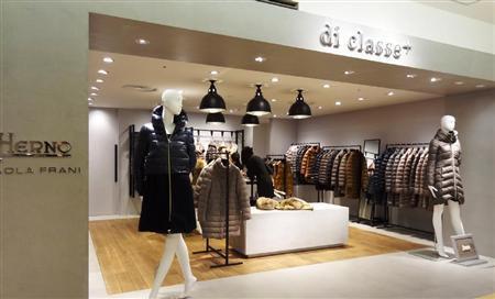 松屋銀座にオープンした、ヘルノとセレクトのアイテムを扱うショップ「ディ＿クラッセ＿ピュウ」。右端のロングタイプはヘルノのダウンコートの定番（１２万３９００円）