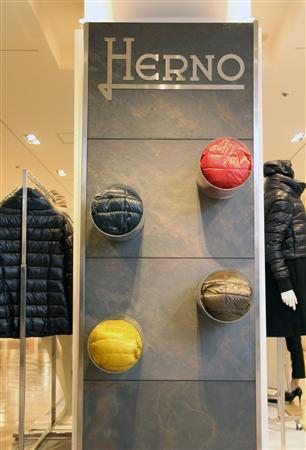 軽量のダウンコートは小さく丸めることも可能。海外旅行や出張でも重宝する